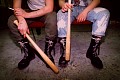 Neos mit Baseballkeulen